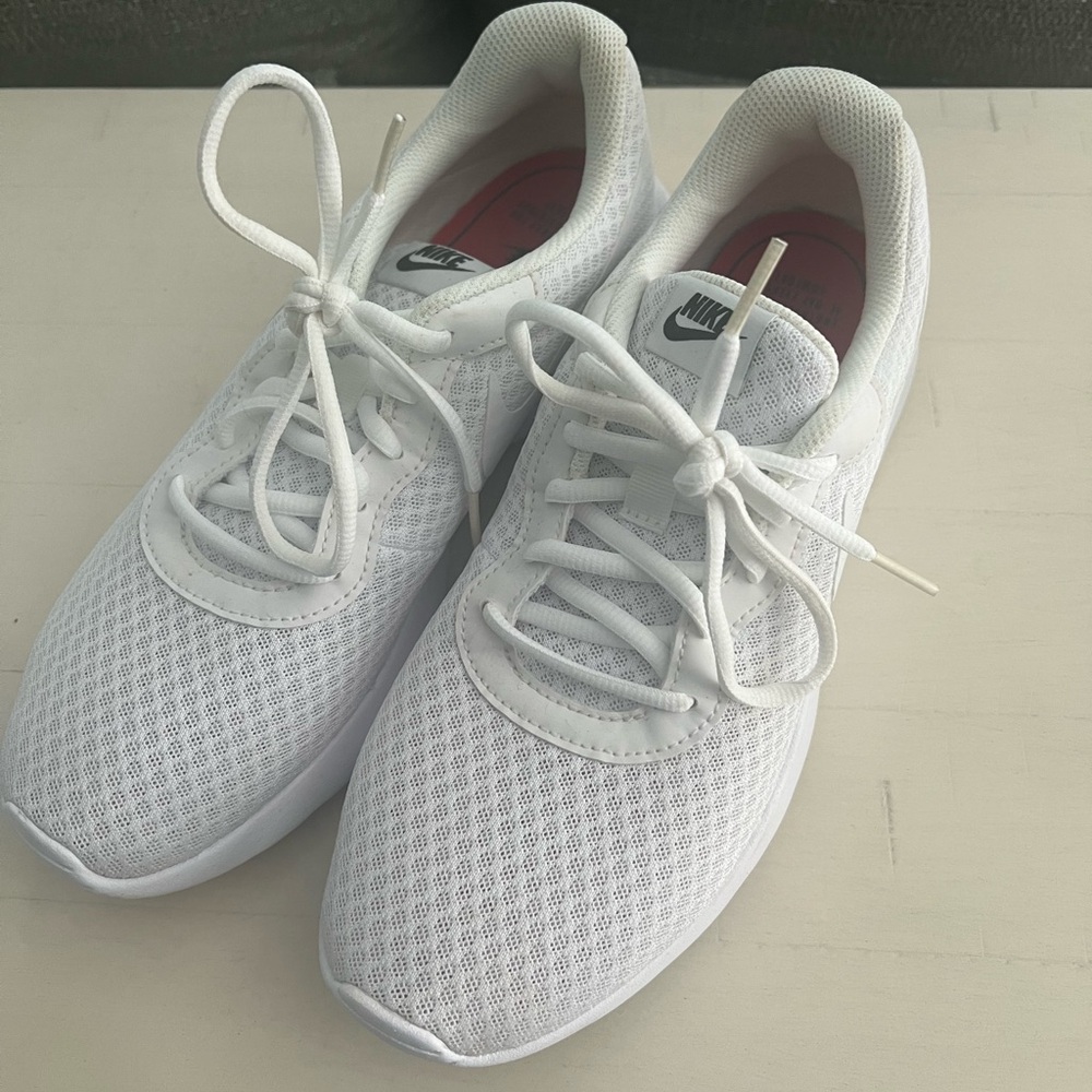 Nike Women’s Tanjun White Sneakers Size 9